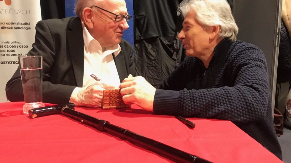 S náčelníkem Okimou - obdivuhodný Miloslav Stingl | foto: archiv Petra Voldána S náčelníkem Okimou - obdivuhodný Miloslav Stingl