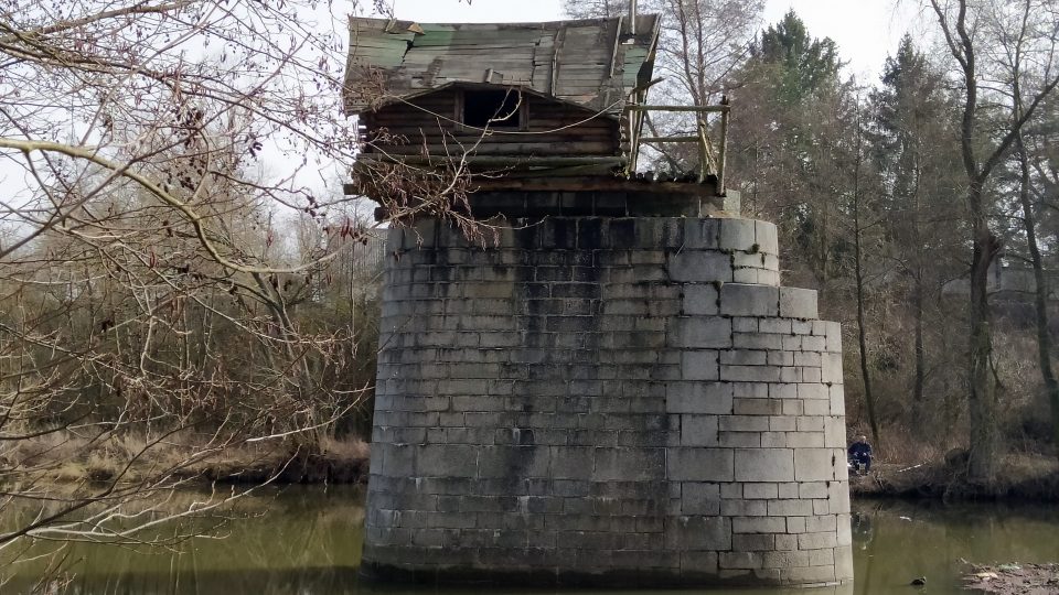 Chaloupka na pilíři v Mantově se bude bourat