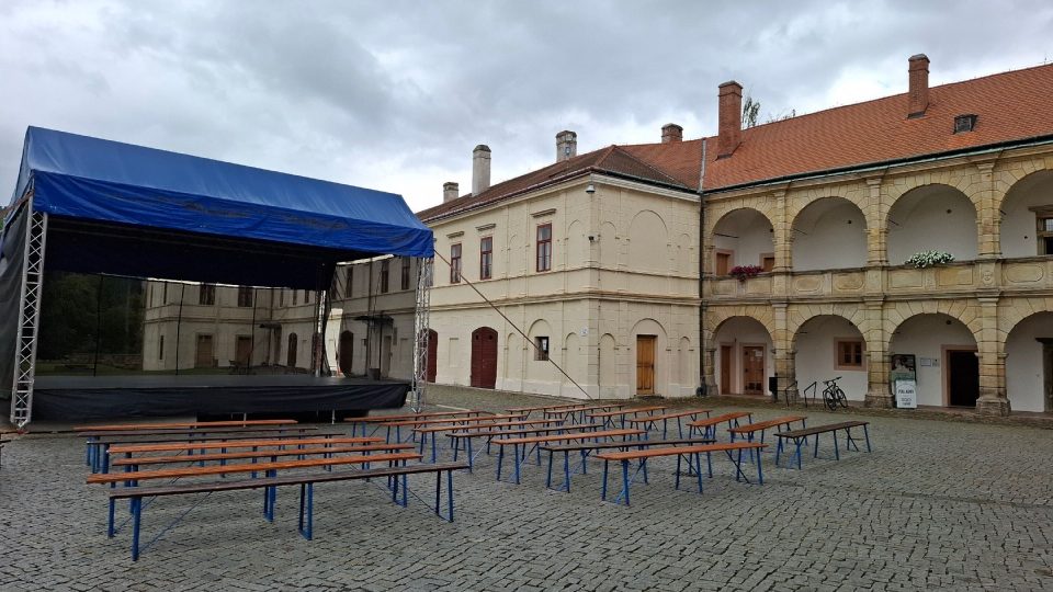 Na nádvoří zámku v Moravské Třebové se po celé léto konají kulturní akce