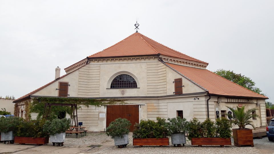 Součástí černokosteleckého pivovaru je i tento polygonální žentour s dřevěnými krovy