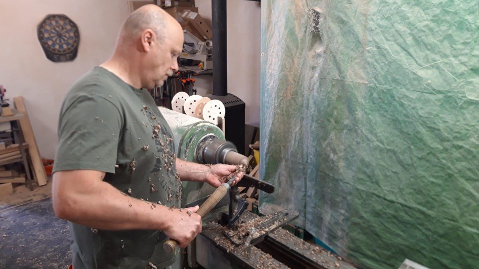 Jiří Hurych k výrobě nejčastěji používá tradiční dřevo českých lesů jako je jasan, dub, javor, ale pracuje i se dřevem z hrušní a dalších ovocných stromů