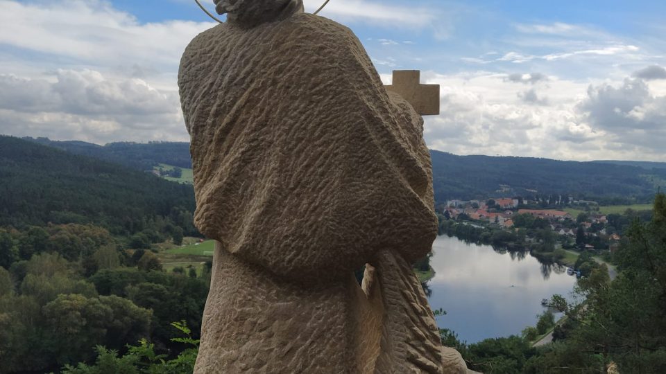 Socha sv. Jana Nepomuckého shlížející na řeku v Kamýku nad Vltavou