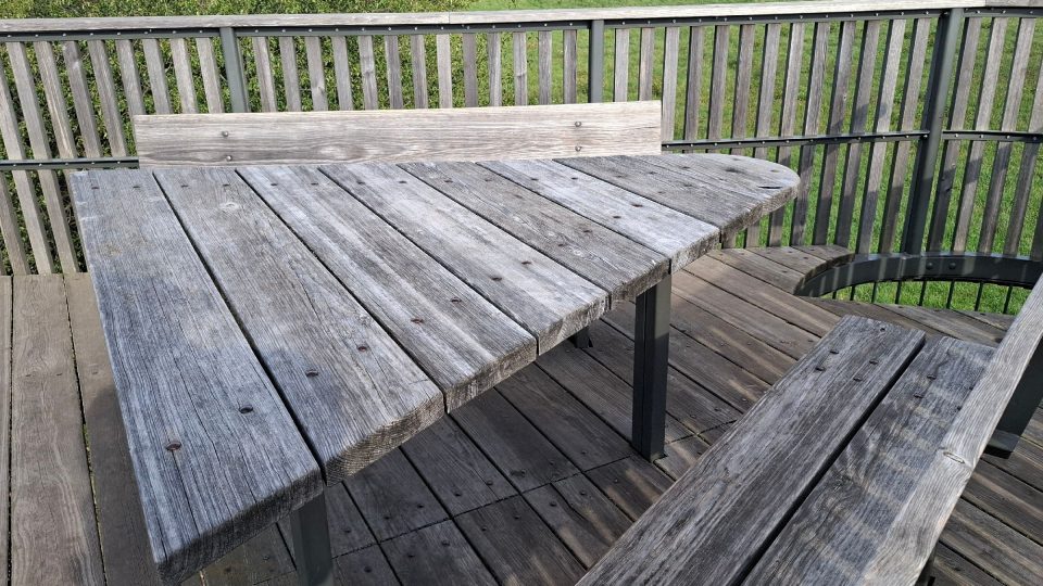 Na vyhlídkové plošině je trojúhelníkový stůl s lavicemi | foto: Markéta Vejvodová, Český rozhlas Na vyhlídkové plošině je trojúhelníkový stůl s lavicemi