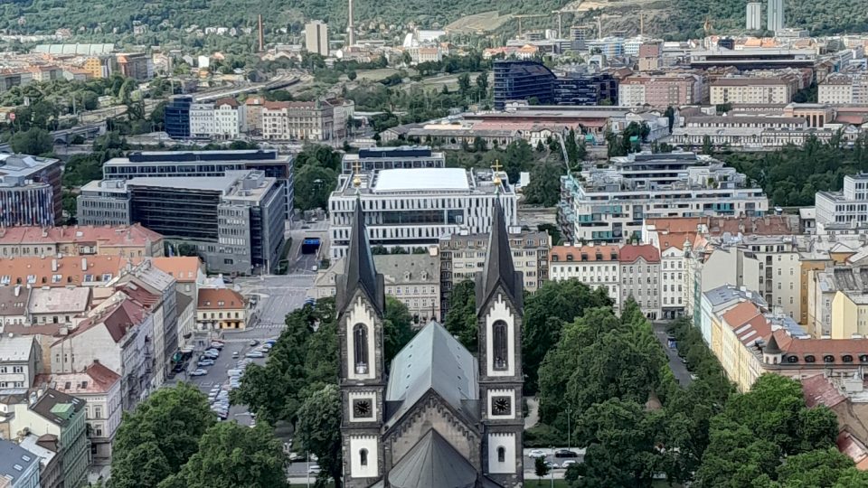 Z vyhlídky na střeše je zajímavý pohled na Karlín s kostelem Sv. Cyrila a Metoděje