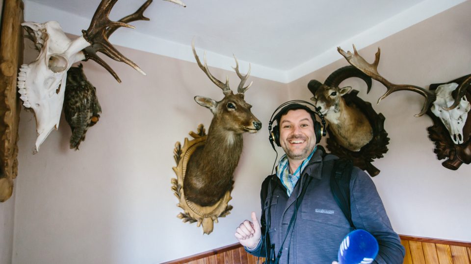 Moderátor Patrik Rozehnal na natáčení receptu u Aleny Najnarové