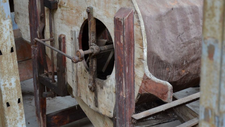 Mlýnek na číštění obilí