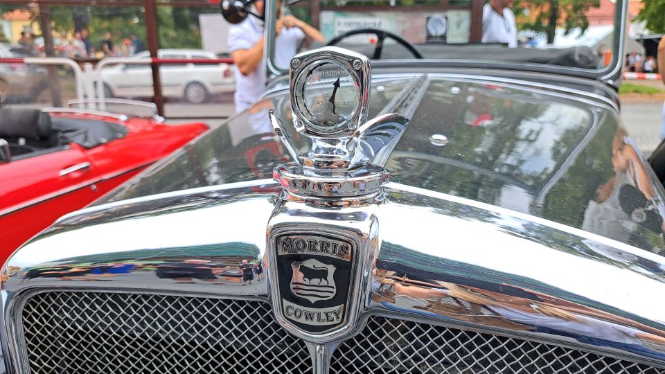 Vůz Morris Cowley má na kapotě umístěný teploměr