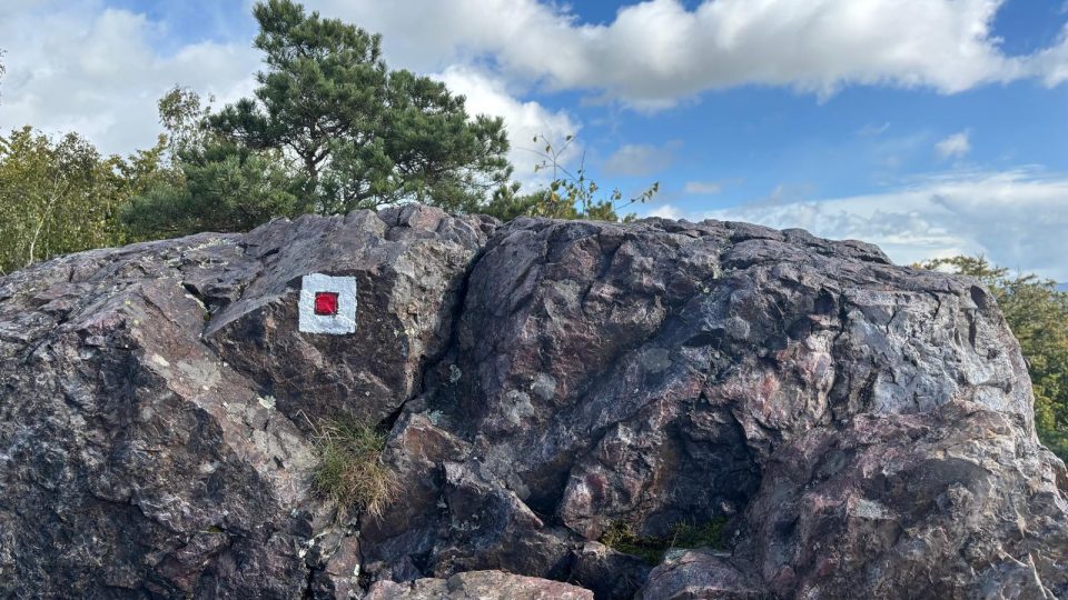 Na vrchol Čertovy skály vedou přírodou vytesané schody | foto: Pavel Halla, Český rozhlas Na vrchol Čertovy skály vedou přírodou vytesané schody