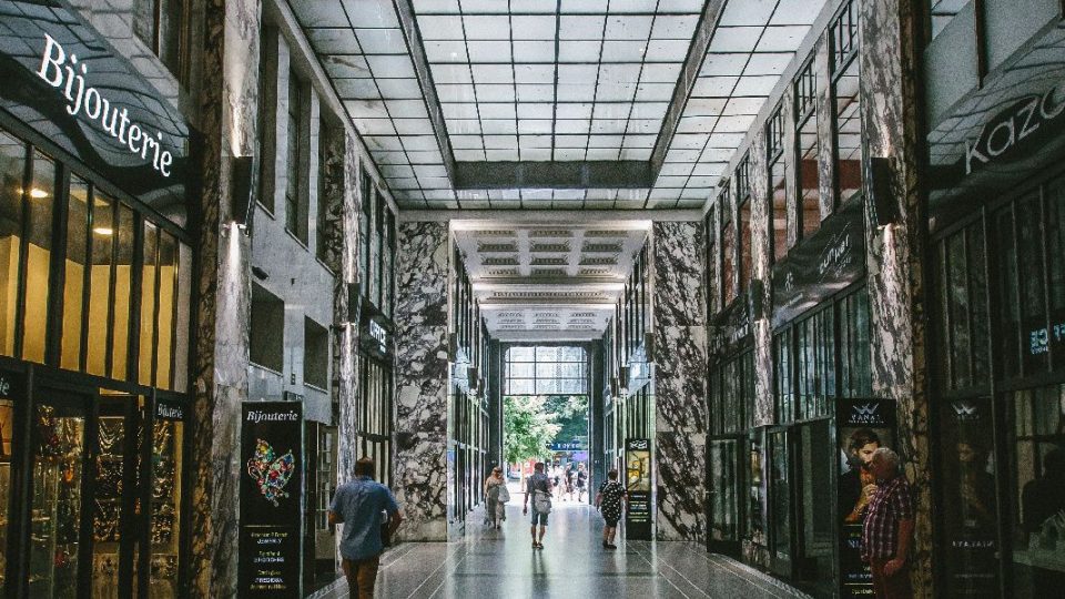 Pasáž Paláce Koruna s východem na Václavské náměstí. Monumentální palác je význačným dílem české moderní architektury ve stylu moderny a doznívající secese. Pasáž byla dokončena v roce 1914