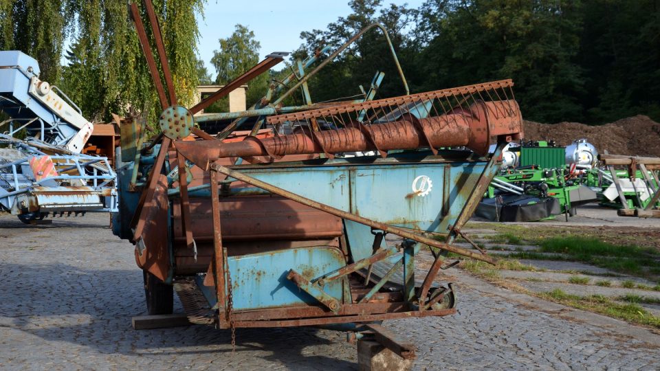 Vzadu vlevo seřezávač chrástu, nikdy nepoužitý