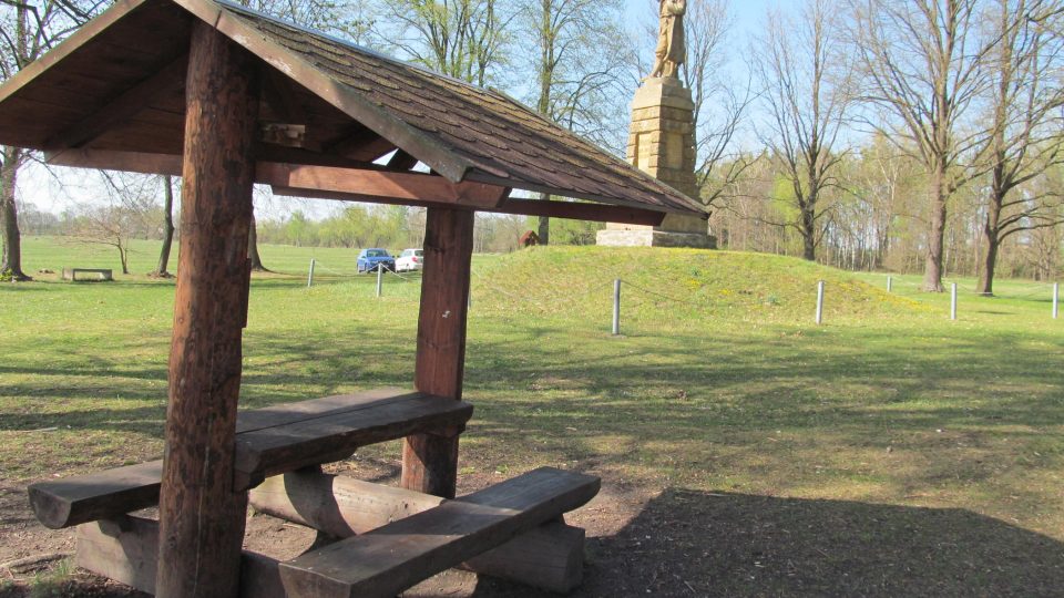 Návštěvníci památníku u Zbudova si mají kde odpočinout.JPG