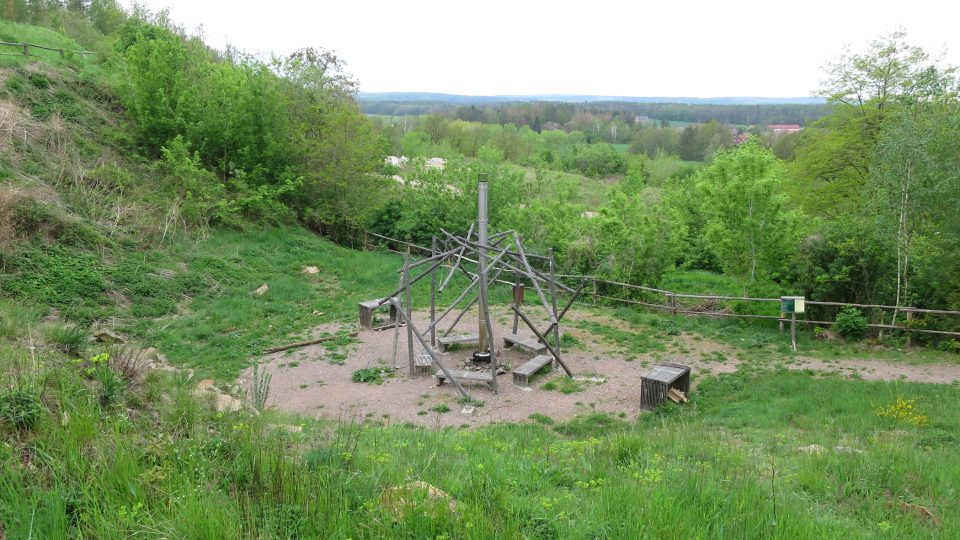 V Čertovy skalka návštěvníci najdou i veřejné,tzv. levitující ohniště