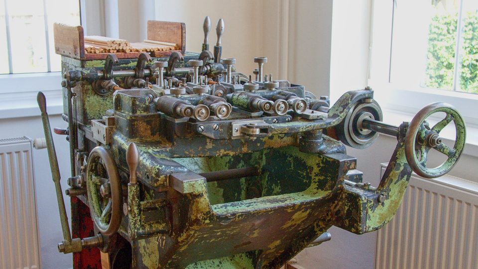 Historický dřevoobráběcí stroj | foto: Jaroslav Hoření, Český rozhlas Historický dřevoobráběcí stroj