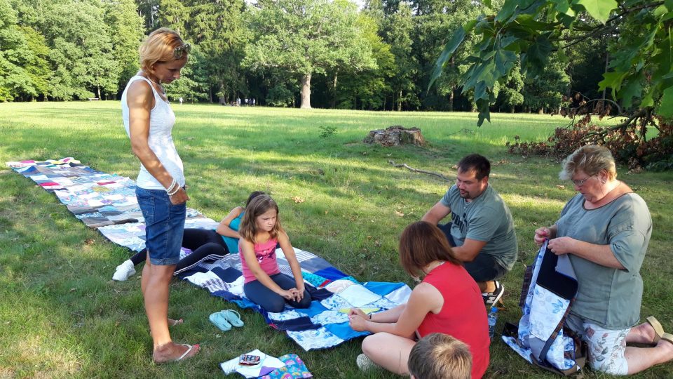 Český rekord drží švadlenky z Brna, které ušily deku 10 x 15 metrů. Pikniková deka z Dobříše bude ale mnohem větší | foto: Barbora Kvapilová, Český rozhlas Český rekord drží švadlenky z Brna, které ušily deku 10 x 15 metrů. Pikniková deka z Dobříše bude ale mnohem větší
