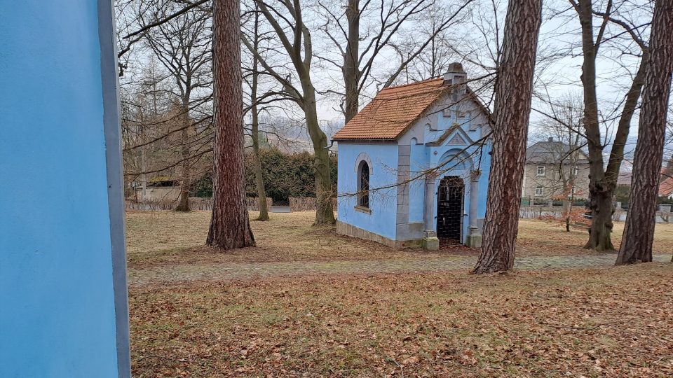 Křížovou cestu ve Šluknově lemuje čtrnáct zastavení v podobě výklenkových kapliček, dvou zděných kaplí a dalších staveb