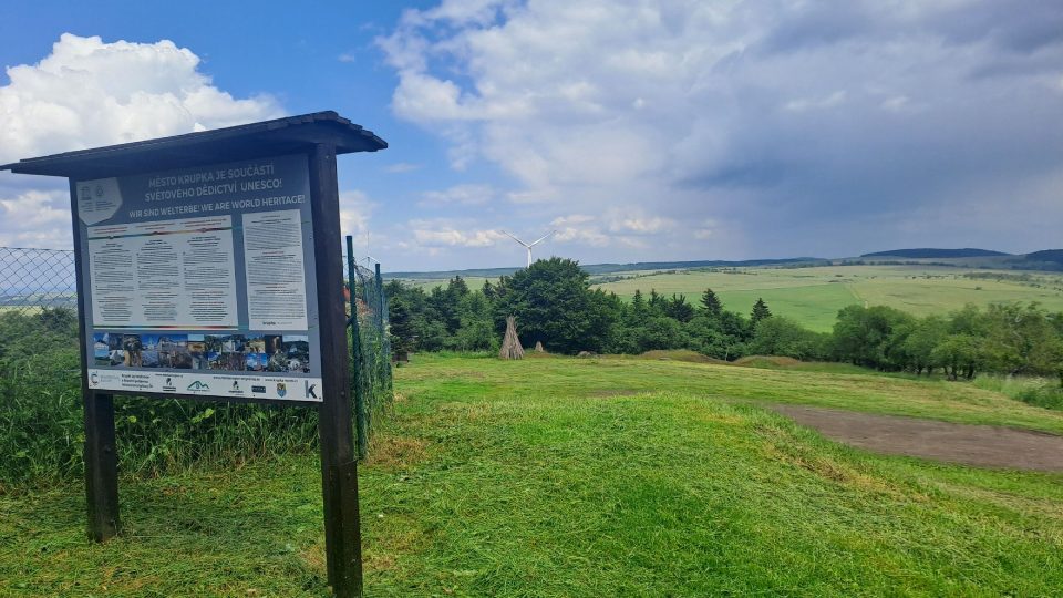 Z Komáří hůrky jsou vidět i větrné elektrárny