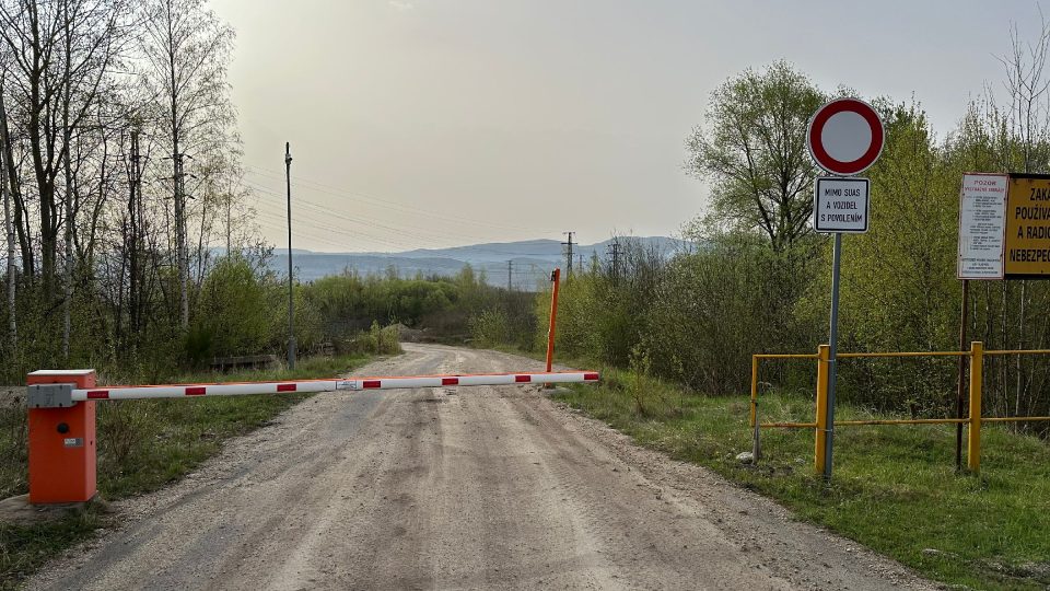 Vyhlídka je asi 300 metrů od závory, která ohlašuje začátek území s omezeným přístupem