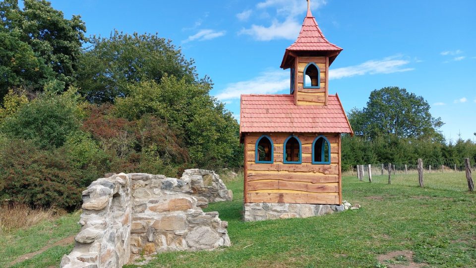 Model kapličky s funkční zvonicí připomíná zaniklou obec Dašovice | foto: Irena Šarounová, Český rozhlas Model kapličky s funkční zvonicí připomíná zaniklou obec Dašovice
