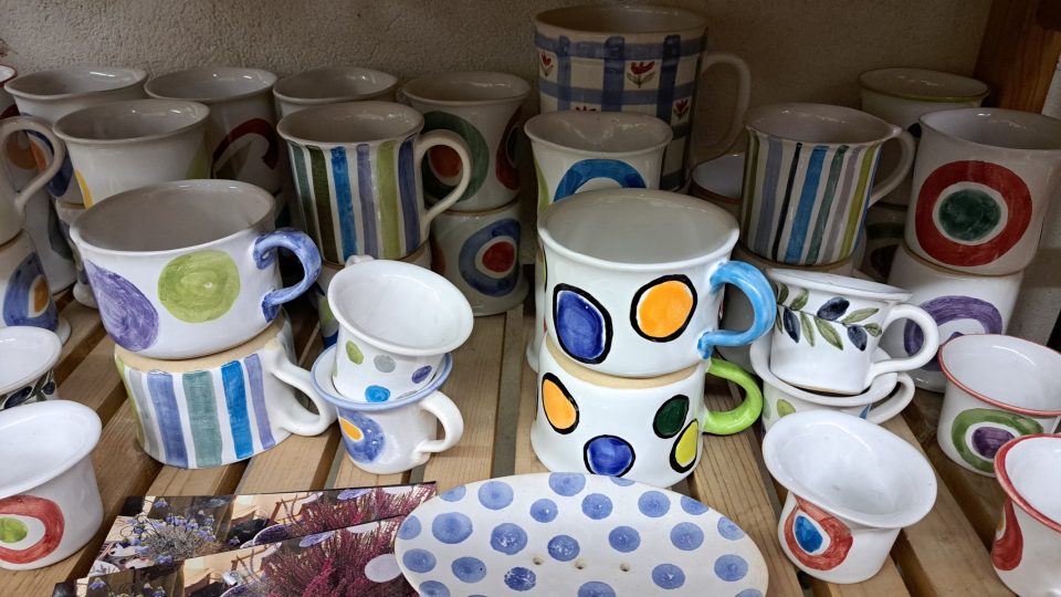 Hrníčky a jídelní servisy si můžete vybrat na řemeslných trzích v Berouně nebo v Kouřimi | foto: Barbora Kvapilová, Český rozhlas Hrníčky a jídelní servisy si můžete vybrat na řemeslných trzích v Berouně nebo v Kouřimi