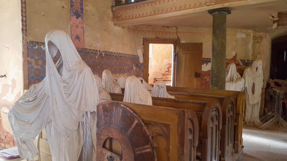 V kostele svatého Jiří v Lukově sedí v lavicích sochy duchů