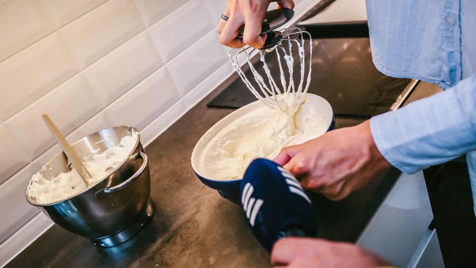 Z oslazených bílků vyšleháme sníh a přidáme k surovinám na těsto
