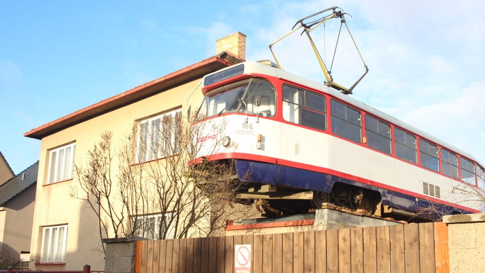 Tramvaj na střeše garáže v Jihlavě (1).JPG