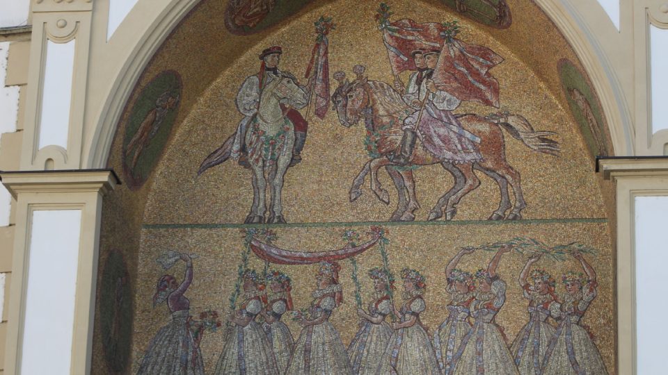 Olomoucký orloj zdobí mozaika Karla Svolinského