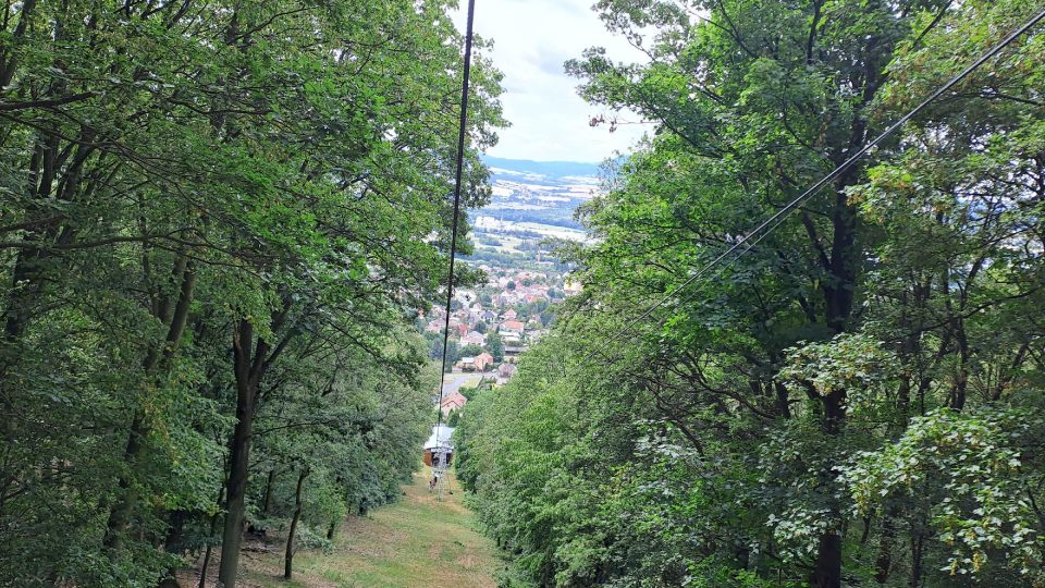 Lanovka vozí od roku 1953 turisty z Krupky na Komáří vížku v Krušných horách