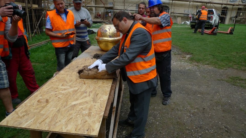 Makovice kostela sv.Prokopa v Sázavě vydala skleničku se vzkazem