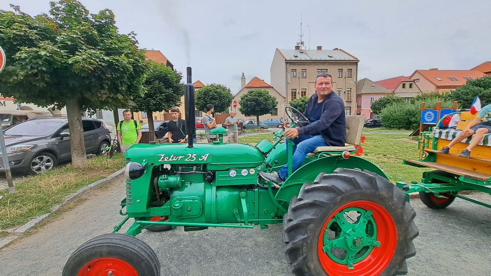 Traktory vypadaly jako kdyby právě opustily výrobní linku