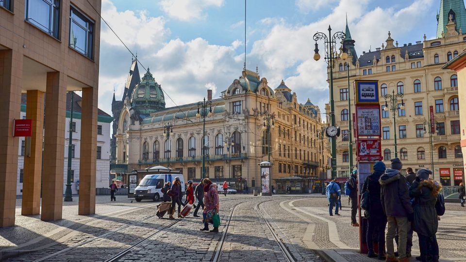 Obecní dům stojí na náměstí Republiky a lze k němu dojet metrem či tramvají