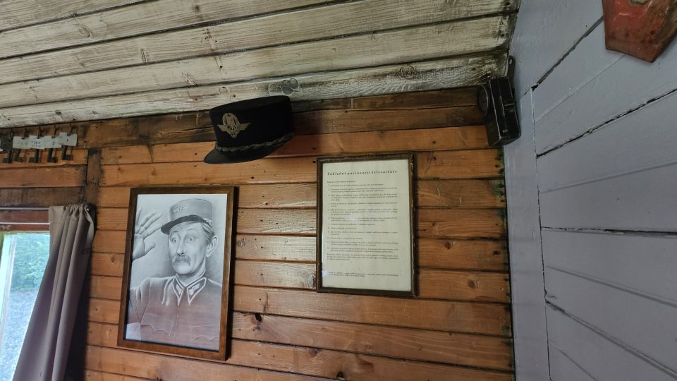 Ve starém vagónu uvidíte i čepici, kterou nosil ve filmu Přednosta stanice Vlasta Burian