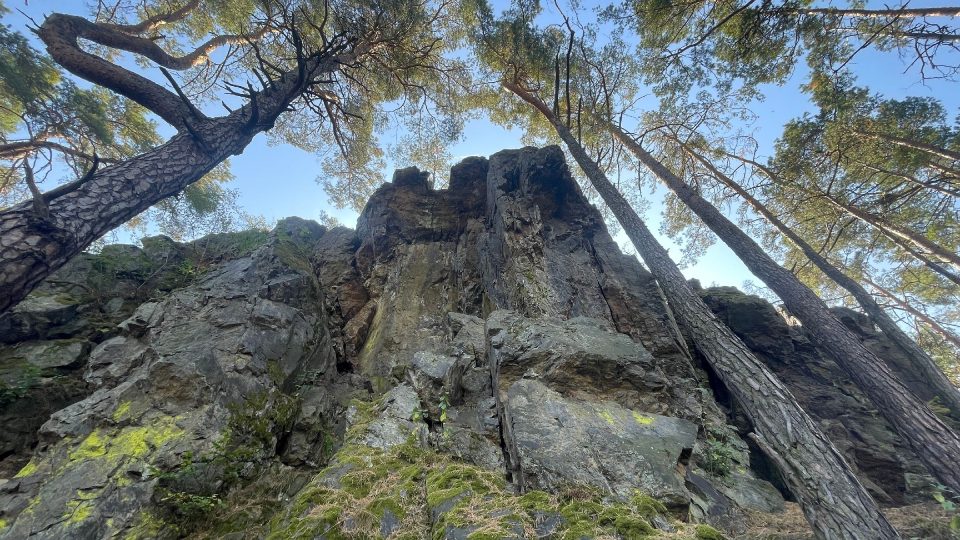 Skálu je možné podejít a obdivovat ji zezdola