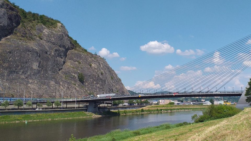 Po stezce pojedete i kolem Mariánského mostu