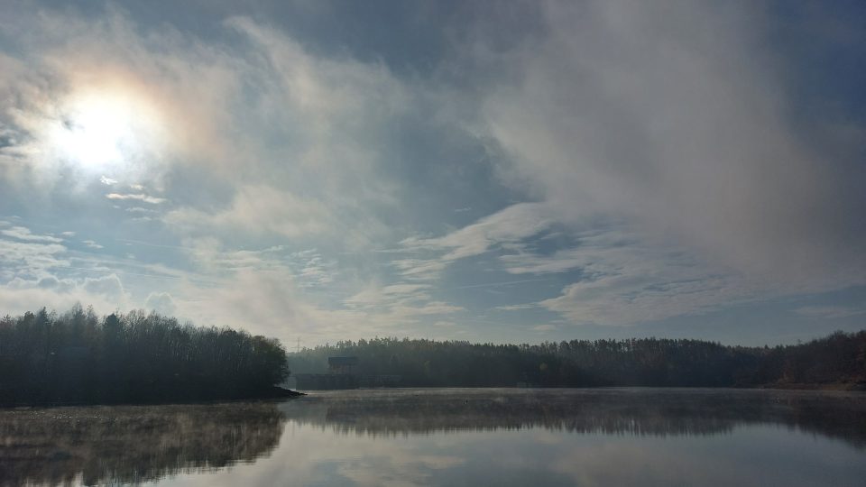 Dalešická přehrada díky přečerpávací elektrárně v zimě nezamrzá | foto: Irena Šarounová, Český rozhlas Dalešická přehrada díky přečerpávací elektrárně v zimě nezamrzá