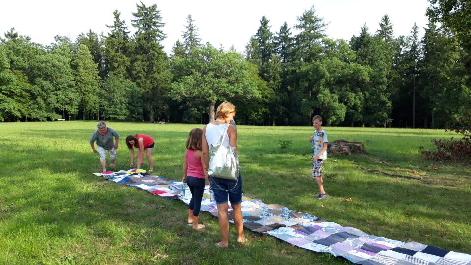 Ušitý pruh obsahuje i vzkazy. Švadlenky si svoje čtverce podepsaly a nechaly tam kus svého srdce | foto: Barbora Kvapilová, Český rozhlas Ušitý pruh obsahuje i vzkazy. Švadlenky si svoje čtverce podepsaly a nechaly tam kus svého srdce