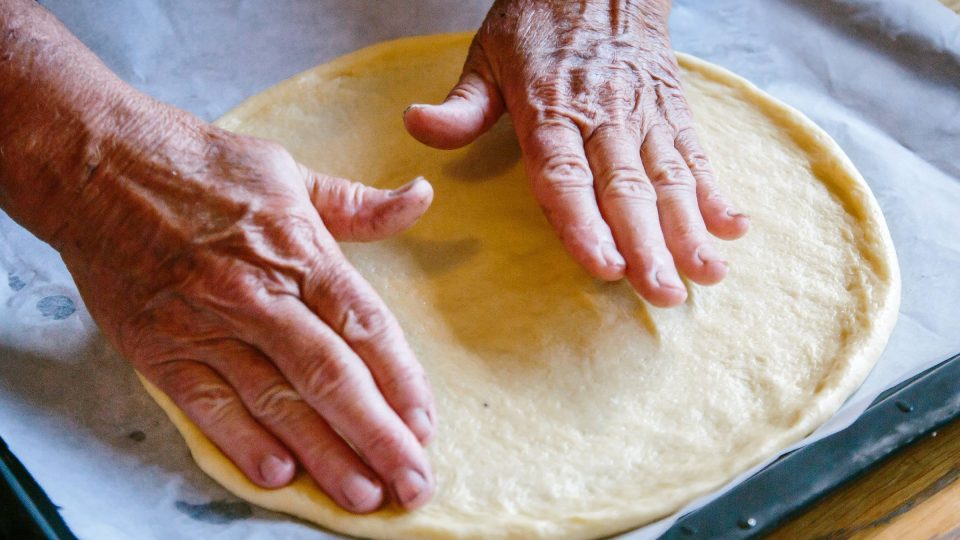 Vyválíme tenké kruhy s vyšším okrajem, dotvarujeme prsty