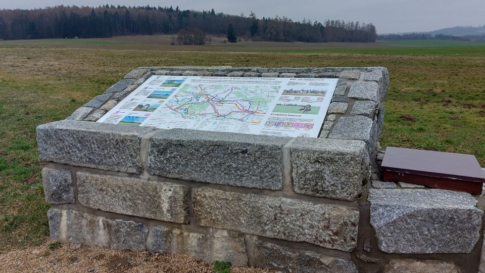 Kamenný infopoint je místem, kde všechny běžecké trasy začínají