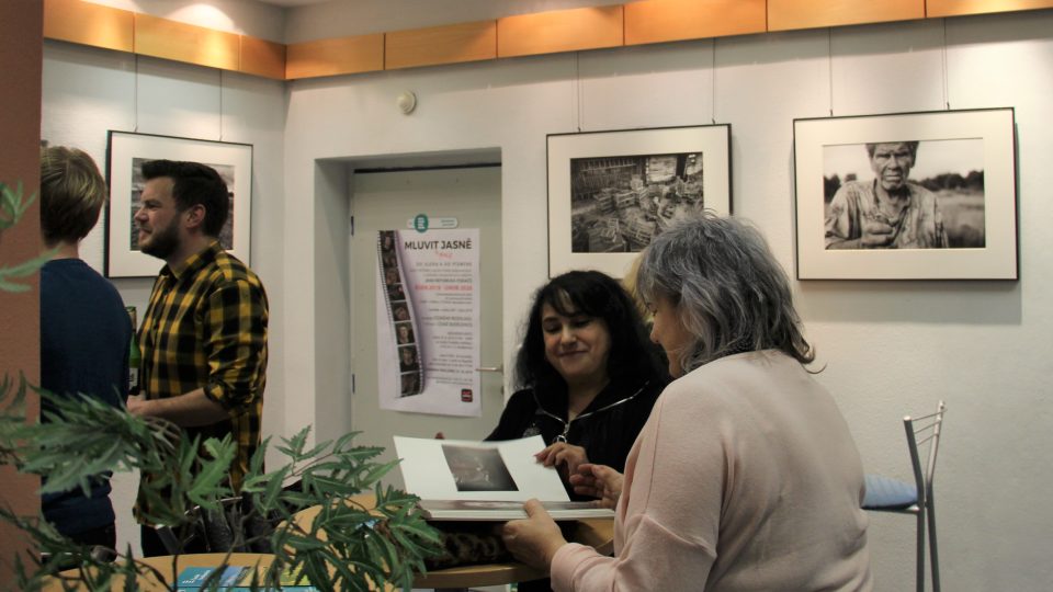 Vernisáž výstavy fotografií z natáčení filmu Nabarvené ptáče v galerii Českého rozhlasu České Budějovice