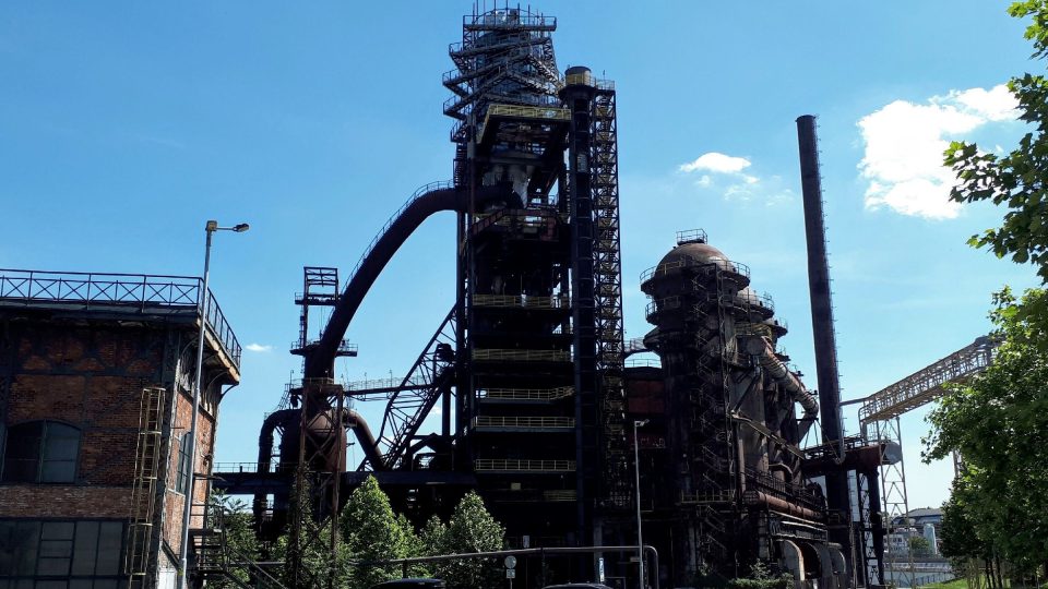 Vysoká pec se zavěšenou vyhlídkovou plošinou Bolt Tower se tyčí do výšky téměř 80 metrů