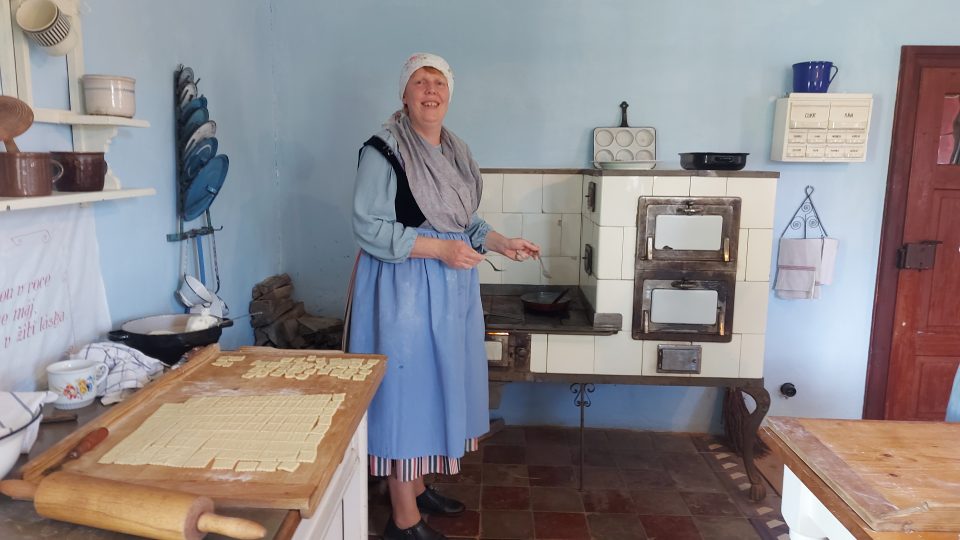 V tradiční peci na dřevo se smažily boží milosti