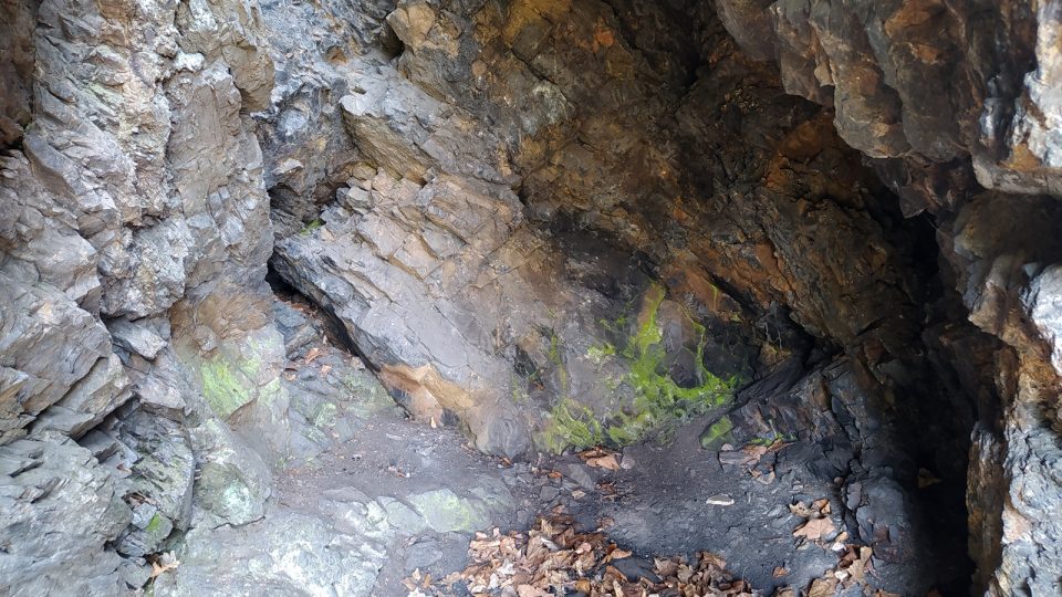 Skalní rozsedlina, kde zřejmě přebýval poustevník | foto: Kateřina Dobrovolná, Český rozhlas Skalní rozsedlina, kde zřejmě přebýval poustevník
