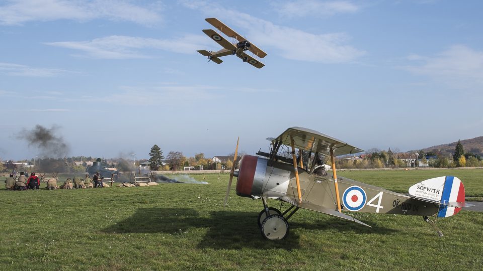 Ve vzduchu Morane Saulnier BB, v popředí Sopwith Pup