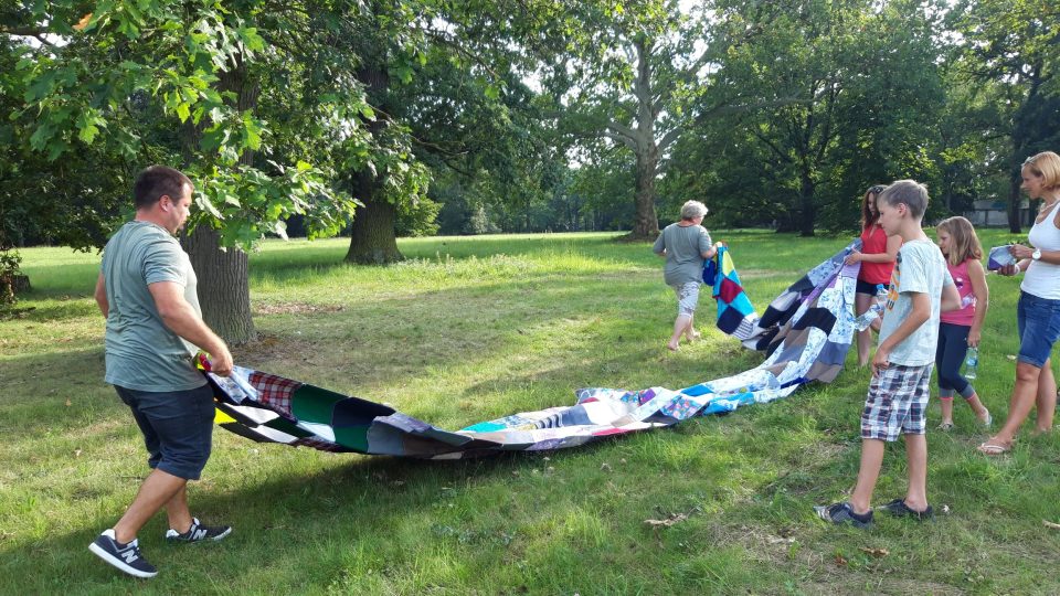 Pikniková deka vzniká ze zbytků látek, které se sešívají do pruhů o délce 15 metrů | foto: Barbora Kvapilová, Český rozhlas Pikniková deka vzniká ze zbytků látek, které se sešívají do pruhů o délce 15 metrů