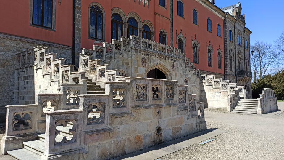 Dvojramenné schodiště, bývalý hlavní chod, místo s nejlepším výhledem do parku