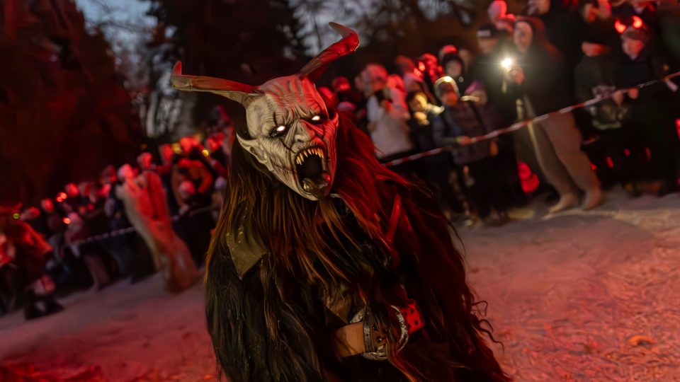 Masky Krampusů bývají opravdu děsivé