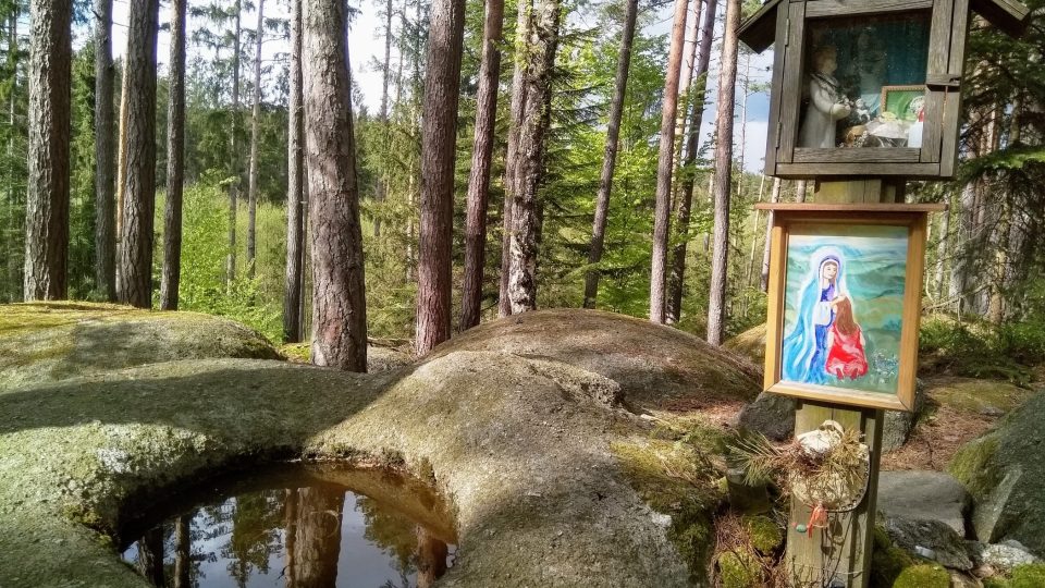 Na toto místo si lidé chodili od nepaměti nabírat dešťovou vodu s tím, že je léčivá, protože nikdy nevyschla.jpg