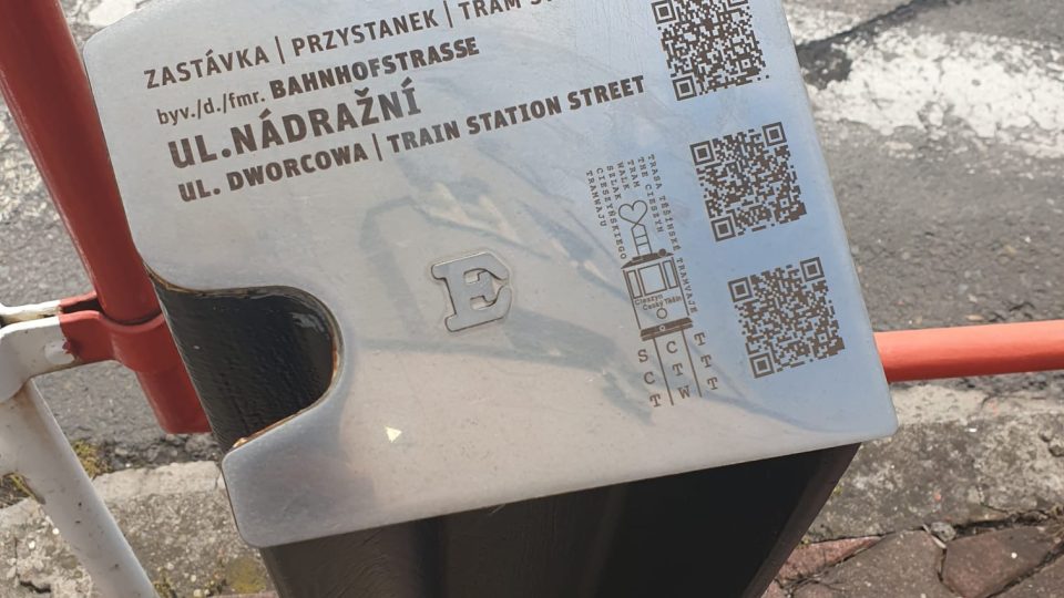 Odkaz v ulicích na někdejší zastávky historické tramvaje