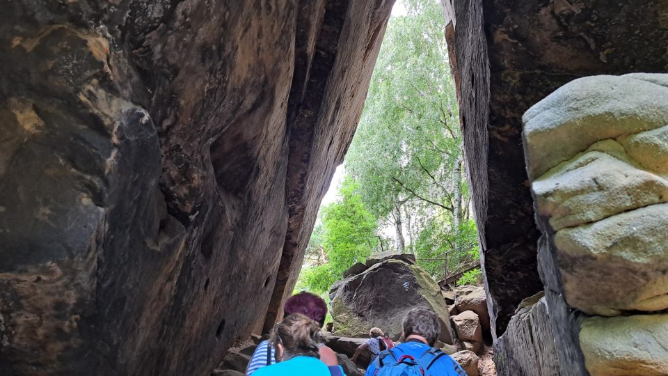 Turisté si užili výšlap přes Drábské světničky až ke hradu Valečov