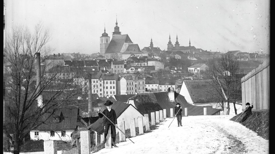 Pohled na Jihlavu od starého Brněnského mostu. Na horizontu zleva: kostel sv. Jakuba Většího, malá věžička jihlavské radnice a kostel sv. Ignáce z Loyoly